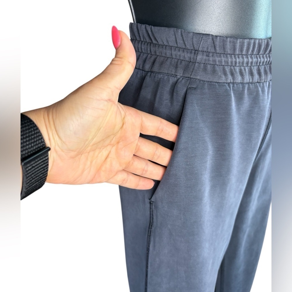 Lululemon Softstreme High-Rise Straight-Leg
Cropped Pant Utility navy Blue sz 2 - Picture 6 of 12